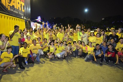 檳民众在原关子角雨中高呼“Bersih”口号,连同步迎接国庆倒数。