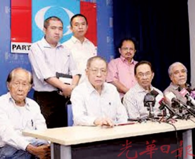 虽然已经退出政坛,但曾敏兴(左1)依然心系政治,仍会经常出席行动党的大小活动。