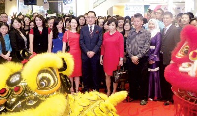 Aman Central 新张,住景集团董事经理拿督何强赞率领董事及员工接受舞狮呈祥的敬礼。