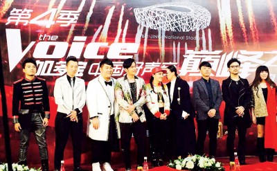 第四季《中国好声音》4位导师和5位学员合照。