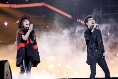贝贝和汪峰的合唱曲目是汪峰写给谭维维的《石头在歌唱》。