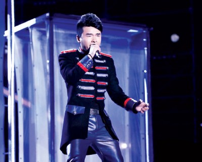谭轩辕祭出了2首耳熟能详的《《We Are The Champion+We Will Rock You》,霸气满满。