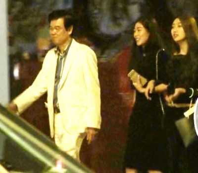 黄百鸣与2位长腿辣妹。