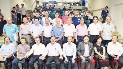 叶新田（右5起）及邹寿汉在会议后宣布新董事成员。