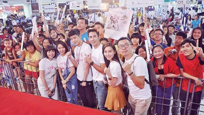 美嘉广场举行《扮熟少女》影迷见面会,与影迷亲密接触。