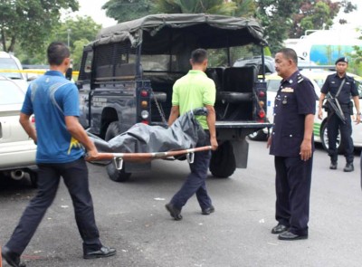 警方将死者遗体抬离现场。
