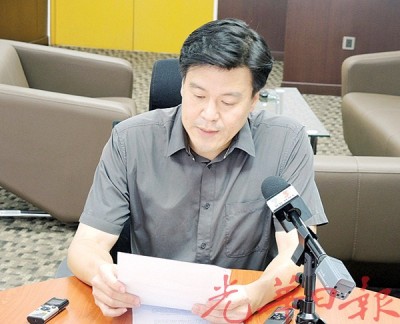被革除槟州政府官联公司董事职位的谢嘉平向媒体发表谈话。