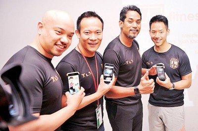 邓志恩、陈振福、凯里及伍安临推介“Fitness In My Pocket”手机应用程序。