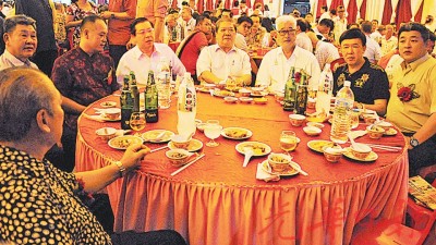 首长林冠英出席北海红毛井灵应庙宴会,主桌上与嘉宾及理事合影,首长的左边为主席吴汉辉。