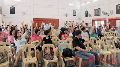 大人举手反对学生结领带。