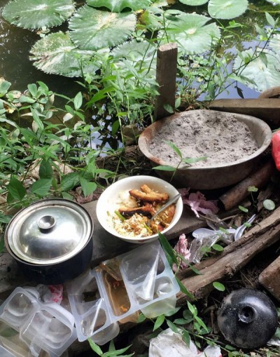 卢国发的午餐就是简单一碗饭。