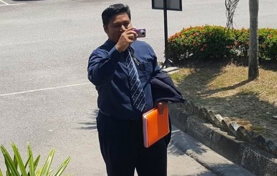 被告看见在场记者拍照,立即掏出本身相机反拍记者,指记者拍照会对他造成干扰。