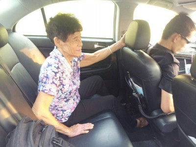 老妇坐于警车由警员载送回家。