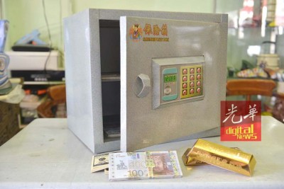 除了烧钞票和金条,保险柜也是必要的。