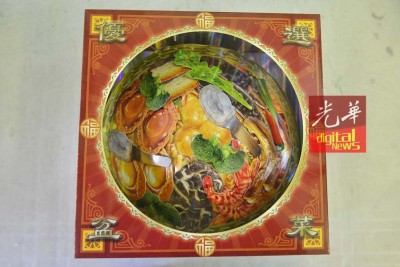 近年流行吃盆菜,携带一盒有鲍鱼海参的纸扎盆菜去清明野餐,孝敬先人。