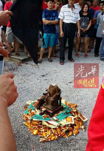 遭破坏的城隍爷金身已焚化送走。