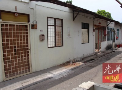 虽然八条路的搬迁拆屋行动在即,不过嫌犯仍居住他原本的屋子;屋子的大门已上锁,里面没人,不过屋顶已经拆除。