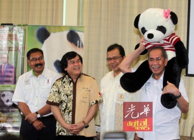 周四(7日)是宣布暖暖名字的大日子,旺朱乃迪(右)在活动开始前便已显得非常愉悦,童心未萌的他还把熊猫玩具放在肩膀上。