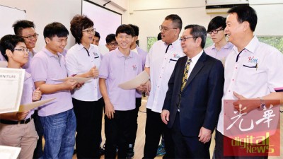 姚炜豪(左4)颁发工作名单予各学生小组代表;左起为罗建新、江俊鸿、蔡春才、蔡添寿及陈清凉。