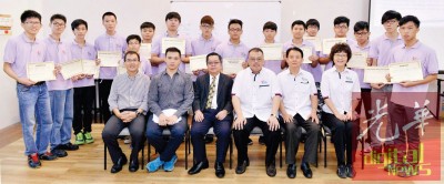姚炜豪与蔡春才及拉曼技职学院校方领导,向学生讲解家具业就业前景及实习工作规范。