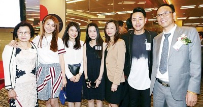 黄翠如(左二)与家人及男友萧正楠(右二)现身港交所,支持父亲(右一)主理的公司挂牌上市,开始爆出其显赫家底,成为现实中的“灰姑娘”。