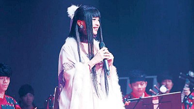 钟洁希在演唱会中以“中国风”演绎不同年代的歌曲,别有一番风味。
