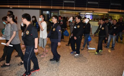 20名嫌犯抵达台湾桃园机场,经警方侦讯后全部获释。(中央社照片)