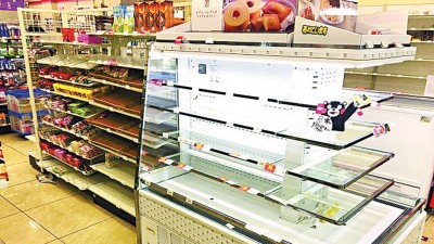 便利店货架上的食物被一扫而空。