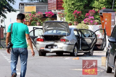 匪徒倒车撞警图突围,车尾被撞毁。