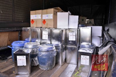 其中一批炼毒工具发出阵阵臭味。