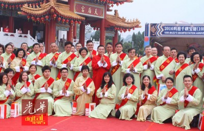 丁才荣(蒙)引导雪隆海南会馆理事祭祀妈祖。