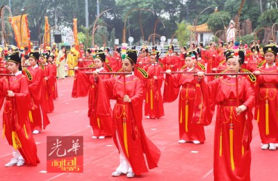 鉴于坤成中学学生组成的“八佾舞”,气势恢弘。