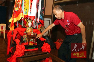 做事人员用文昌星皇帝安置在銮轿,未雨绸缪妈祖陆巡。