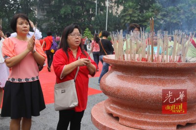信徒起个非常早,至天后宫祭拜妈祖。