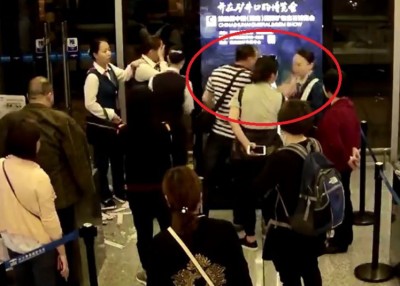 恶汉掌掴女地勤(红圈示)。
