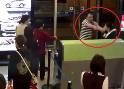 惨遭恶汉掌掴后,女地勤再被殴打(红圈示)。