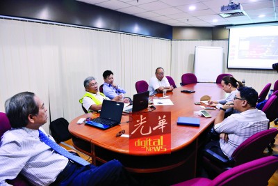 光大复兴计划承包商在洪祖丰安排下,向本报采访团队讲解整个复兴计划。