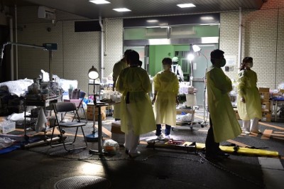 熊本市民病院(医院)在震后有结构安全问题,医护人员将物资移到室外继续治疗病人。(Getty Images)