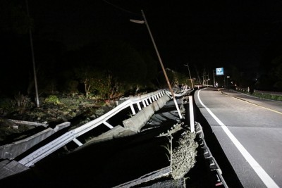 地震威力强劲,马路出现一条大裂痕。(Getty Images)