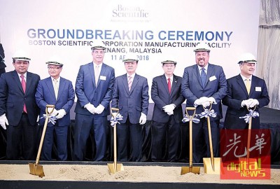 李志亮(中)主持波士顿科学公司在峇都加湾工业区新厂动土礼仪式。右3林冠英及左2起大使约瑟夫、依华麦克。