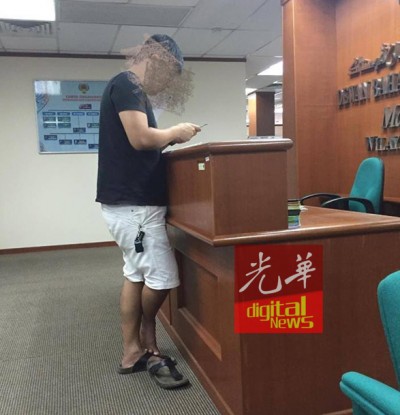 女子指保安让穿短裤和拖鞋的男子过关,她不满保安双重标准。