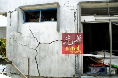 气爆连墙壁都炸裂。