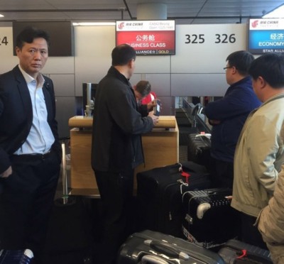网民批评涉事者“丢脸丢到国外”。