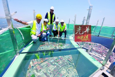 本报采访团队在孙荣贵(左)、查尔斯(倍受)与余嘉宏(右)引下,先是走上太空走道,经验那惊心动魄的发。