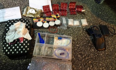 警方从轿车内搜出毒品及一些吸毒器具。