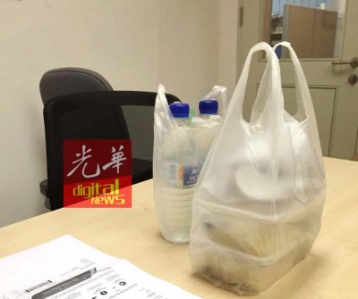 在等候期间,移民局主管也有准备2份午餐,让黄泉安及黄伟益享用。