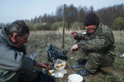 民众在受污染木头上放置食物。