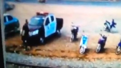 另一名警员准备上车。