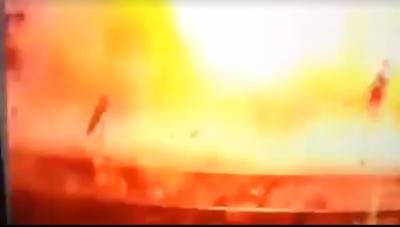 现场爆炸威力极大,数辆摩托车也被炸毁。