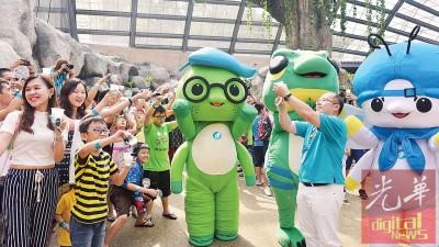 吴家樑(右)与多名访客一同释放多只蝴蝶下,为“虫鸣大地”主持推介礼。